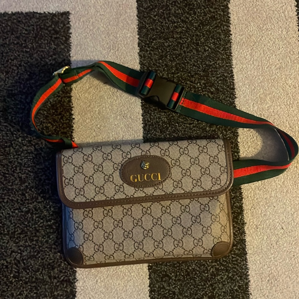 Strap handbag